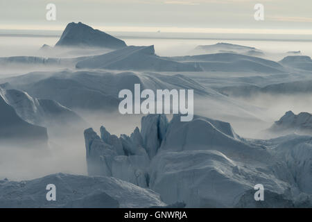 D'énormes icebergs échoués à l'embouchure de l'Icejord près d'Ilulissat, Groenland à minuit Banque D'Images