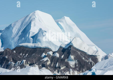 D'énormes icebergs échoués à l'embouchure de l'Icejord près d'Ilulissat, Groenland à minuit Banque D'Images