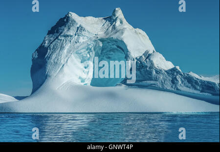 D'énormes icebergs échoués à l'embouchure de l'Icejord près d'Ilulissat, Groenland à minuit Banque D'Images