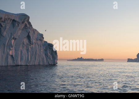 D'énormes icebergs échoués à l'embouchure de l'Icejord près d'Ilulissat, Groenland à minuit Banque D'Images