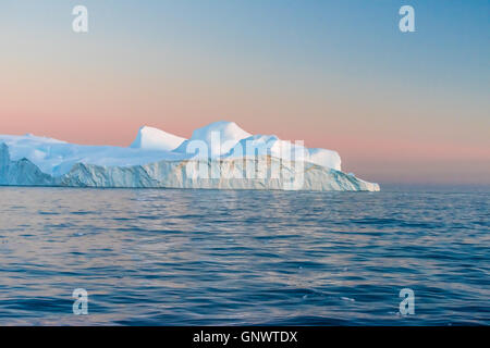 D'énormes icebergs échoués à l'embouchure de l'Icejord près d'Ilulissat, Groenland à minuit Banque D'Images