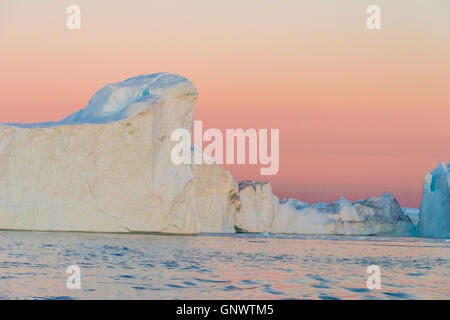 D'énormes icebergs échoués à l'embouchure de l'Icejord près d'Ilulissat, Groenland à minuit Banque D'Images