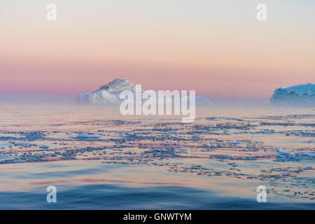 D'énormes icebergs échoués à l'embouchure de l'Icejord près d'Ilulissat, Groenland à minuit Banque D'Images