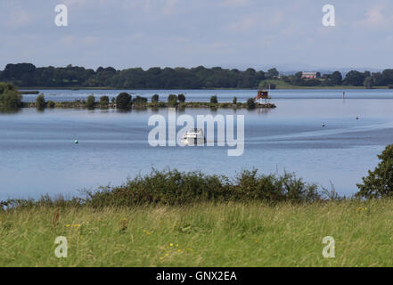 Bateau naviguant sur le lac Lough Neagh en Irlande du Nord, le plus grand lac d'eau douce au Royaume-Uni Banque D'Images