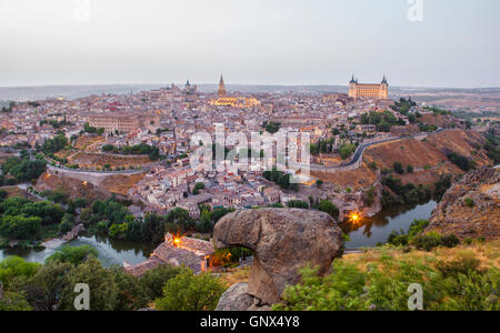 Vieille ville paysage urbain avec l'Alcazar et tage au crépuscule, Tolède, Espagne Banque D'Images