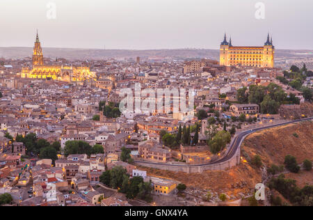 Vieille ville paysage urbain avec l'Alcazar et tage au crépuscule, Tolède, Espagne Banque D'Images