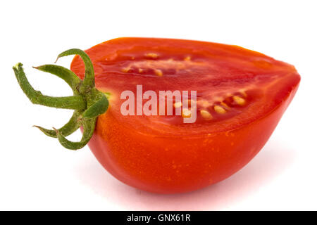Les tomates fraîches coupées en deux, isolé sur fond blanc Banque D'Images