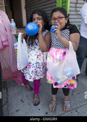 Les filles s'amuser dans la rue du Bangladesh et équitable festival dans la section de Kensington Brooklyn à New York, 2016. Banque D'Images