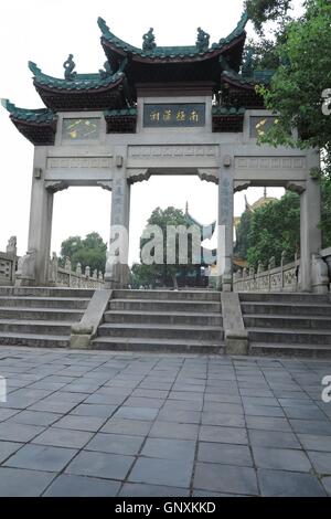 Yueyang, Yueyang, Chine. Du 1er septembre 2016. Yueyang, Chine- ?31 Août 2016 : ?(EDITORIAL ?utiliser ?SEULEMENT. ?CHINE ?OUT) Yueyang Tower à Yueyang, Chine centrale¡Â.s dans la province de Hunan. Yueyang Tower est une ancienne tour chinois dans Yueyang sur la rive du lac Dongting. Aux côtés de l'Pavilion of Prince Teng et Yellow Crane Tower, c'est l'un des Trois Grands Tours de Jiangnan. Jiangnan est une région géographique en Chine se référant aux terres situées immédiatement au sud du cours inférieur du fleuve Yangtsé, y compris la partie sud de la Delta du Yangtze. © SIPA Asie/ZUMA/Alamy Fil Live News Banque D'Images