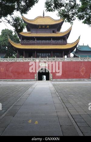 Yueyang, Yueyang, Chine. Du 1er septembre 2016. Yueyang, Chine- ?31 Août 2016 : ?(EDITORIAL ?utiliser ?SEULEMENT. ?CHINE ?OUT) Yueyang Tower à Yueyang, Chine centrale¡Â.s dans la province de Hunan. Yueyang Tower est une ancienne tour chinois dans Yueyang sur la rive du lac Dongting. Aux côtés de l'Pavilion of Prince Teng et Yellow Crane Tower, c'est l'un des Trois Grands Tours de Jiangnan. Jiangnan est une région géographique en Chine se référant aux terres situées immédiatement au sud du cours inférieur du fleuve Yangtsé, y compris la partie sud de la Delta du Yangtze. © SIPA Asie/ZUMA/Alamy Fil Live News Banque D'Images