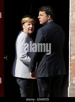 Maranello. Du 1er septembre 2016. Le premier ministre Italien Matteo Renzi (R) rencontre avec la Chancelière allemande Angela Merkel à Maranello, Italie, le 31 août 2016. Source : Xinhua/Alamy Live News Banque D'Images