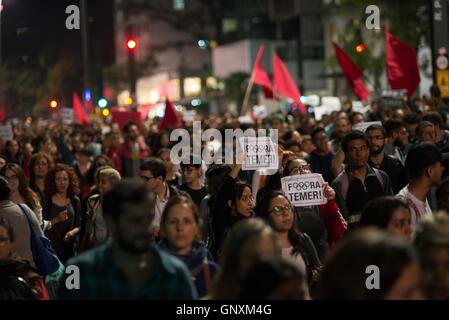 Sao Paulo, Brésil. Août 31, 2016. Les gens sont descendus dans les rues de Sao Paulo contre la décision du Sénat à propos de la destitution de Dilma Roussef . Le Vice-président Michel Temer a pris la présidence aujourd'hui Crédit : Alexandre Moreira/ZUMA/Alamy Fil Live News Banque D'Images