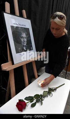 Brno, République tchèque. Août 31, 2016. Les gens viennent au théâtre à Brno, en République tchèque, le mercredi, 31 août 2016, pour rendre hommage à la gymnaste Vera Caslavska tchèque légendaire, septuple vainqueur olympique, qui est mort dans la soirée du mardi, 30 août, à l'âge de 74 ans. Photo : CTK Vaclav Salek/Photo/Alamy Live News Banque D'Images