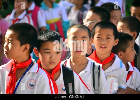 Qingdao, Qingdao, Chine. Du 1er septembre 2016. Qingdao, Chine- 1 septembre 2016 EDITORIAL : (UTILISER SEULEMENT. Chine OUT) Les élèves à l'école primaire de Chiping Comté, Liaocheng, Chine est¡¯s Â La province de Shandong. Il¡Â.s le premier jour du nouveau semestre le 1 septembre 2016. Les gens peuvent voir les différentes expressions du visage d'étudiants qui vient de retourner à l'école après deux mois des vacances d'été. © SIPA Asie/ZUMA/Alamy Fil Live News Banque D'Images