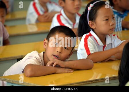 Qingdao, Qingdao, Chine. Du 1er septembre 2016. Qingdao, Chine- ?1 Septembre 2016 : ?(EDITORIAL ?utiliser ?SEULEMENT. ?CHINE ?OUT) un élève inscrit dans une école primaire de Chiping Comté, Liaocheng, Chine est¡¯s Â La province de Shandong. Il¡Â.s le premier jour du nouveau semestre le 1 septembre 2016. Les gens peuvent voir les différentes expressions du visage d'étudiants qui vient de retourner à l'école après deux mois des vacances d'été. © SIPA Asie/ZUMA/Alamy Fil Live News Banque D'Images