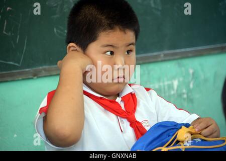 Qingdao, Qingdao, Chine. Du 1er septembre 2016. Qingdao, Chine- ?1 Septembre 2016 : ?(EDITORIAL ?utiliser ?SEULEMENT. ?CHINE ?OUT) un élève inscrit dans une école primaire de Chiping Comté, Liaocheng, Chine est¡¯s Â La province de Shandong. Il¡Â.s le premier jour du nouveau semestre le 1 septembre 2016. Les gens peuvent voir les différentes expressions du visage d'étudiants qui vient de retourner à l'école après deux mois des vacances d'été. © SIPA Asie/ZUMA/Alamy Fil Live News Banque D'Images