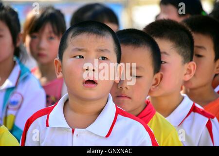 Qingdao, Qingdao, Chine. Du 1er septembre 2016. Qingdao, Chine- 1 septembre 2016 EDITORIAL : (UTILISER SEULEMENT. Chine OUT) Les élèves à l'école primaire de Chiping Comté, Liaocheng, Chine est¡¯s Â La province de Shandong. Il¡Â.s le premier jour du nouveau semestre le 1 septembre 2016. Les gens peuvent voir les différentes expressions du visage d'étudiants qui vient de retourner à l'école après deux mois des vacances d'été. © SIPA Asie/ZUMA/Alamy Fil Live News Banque D'Images