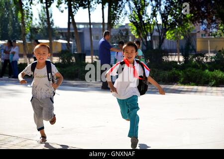 Qingdao, Qingdao, Chine. Du 1er septembre 2016. Qingdao, Chine- 1 septembre 2016 EDITORIAL : (UTILISER SEULEMENT. Chine OUT) deux élèves exécuter pour leur classe joyeusement à l'école primaire de Chiping Comté, Liaocheng, Chine est¡¯s Â La province de Shandong. Il¡Â.s le premier jour du nouveau semestre le 1 septembre 2016. Les gens peuvent voir les différentes expressions du visage d'étudiants qui vient de retourner à l'école après deux mois des vacances d'été. © SIPA Asie/ZUMA/Alamy Fil Live News Banque D'Images