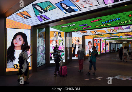 Séoul, Corée du Sud. Du 1er septembre 2016. Les piétons passent devant la Star Avenue en face de l'Lottee Department Store à Séoul, capitale de Corée du Sud, le 1er septembre 2016. La Star Avenue a rouvert le jeudi après la décoration. © Lu Binghui/Xinhua/Alamy Live News Banque D'Images