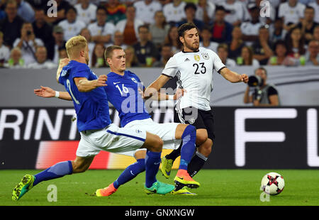 Moenchengladbach, Allemagne. Août 31, 2016. L'Allemagne Kevin Volland (r) et le Finlandais Paulus Arajuuri (l) et Thomas Lam (c) en action au cours de l'international match de football entre l'Allemagne et la Finlande dans le stade au Borussia-Park Mönchengladbach, Allemagne, en 31 août 2016. PHOTO : FEDERICO GAMBARINI/dpa/Alamy Live News Banque D'Images