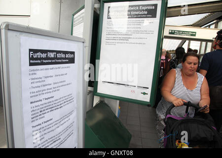 La gare Victoria de Londres, Royaume-Uni. Du 1er septembre 2016. Poster à la gare d'East Croydon navetteurs voyageant sur Southern Railway été donné à l'avance de l'EGI grève le 7 et 8 Sept 2016 : Crédit Dinendra Haria/Alamy Live News Banque D'Images