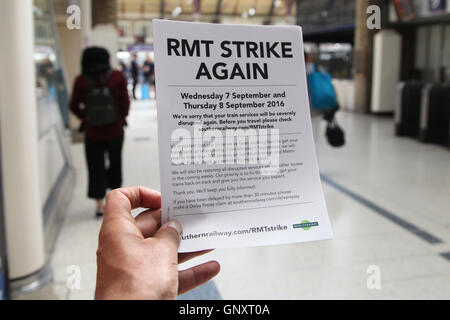 La gare Victoria de Londres, Royaume-Uni. Du 1er septembre 2016. Notice détaillant la RMT une action de grève. Les voyageurs à la gare Victoria de Londres / Southern Railway été donné à l'avance de l'EGI grève le 7 et 8 Sept 2016 : Crédit Dinendra Haria/Alamy Live News Banque D'Images