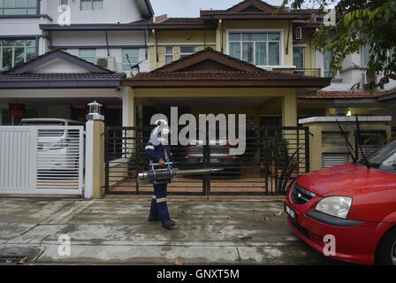 Klang, Selangor, Malaisie. Du 1er septembre 2016. Ministère de la santé de la Malaisie woker fumigates dans un domaine de l'habitation à Klang. Ministère de la santé de la Malaisie d'aujourd'hui annoncer qu'une femme de 58 ans résidant à Bandar Botanic, Klang, Selangor positive de la Zika virus, et était soupçonné d'avoir communiqué avec la maladie lors de la visite de Singapour : Crédit Kepy/ZUMA/Alamy Fil Live News Banque D'Images