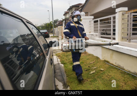 Klang, Selangor, Malaisie. Du 1er septembre 2016. Ministère de la santé de la Malaisie woker fumigates dans un domaine de l'habitation à Klang. Ministère de la santé de la Malaisie d'aujourd'hui annoncer qu'une femme de 58 ans résidant à Bandar Botanic, Klang, Selangor positive de la Zika virus, et était soupçonné d'avoir communiqué avec la maladie lors de la visite de Singapour : Crédit Kepy/ZUMA/Alamy Fil Live News Banque D'Images