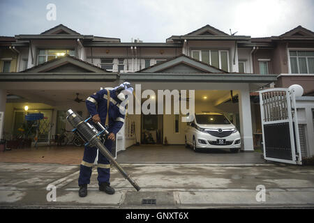 Klang, Selangor, Malaisie. Du 1er septembre 2016. Ministère de la santé de la Malaisie woker fumigates dans un domaine de l'habitation à Klang. Ministère de la santé de la Malaisie d'aujourd'hui annoncer qu'une femme de 58 ans résidant à Bandar Botanic, Klang, Selangor positive de la Zika virus, et était soupçonné d'avoir communiqué avec la maladie lors de la visite de Singapour : Crédit Kepy/ZUMA/Alamy Fil Live News Banque D'Images