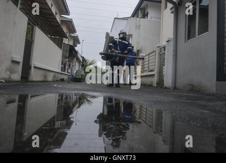 Klang, Selangor, Malaisie. Du 1er septembre 2016. Ministère de la santé de la Malaisie woker fumigates dans un domaine de l'habitation à Klang. Ministère de la santé de la Malaisie d'aujourd'hui annoncer qu'une femme de 58 ans résidant à Bandar Botanic, Klang, Selangor positive de la Zika virus, et était soupçonné d'avoir communiqué avec la maladie lors de la visite de Singapour : Crédit Kepy/ZUMA/Alamy Fil Live News Banque D'Images