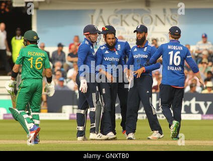 Leeds, UK. 06Th Sep 2016. Headingley Carnegie Stadium, West Yorkshire, Leeds, Royaume-Uni. Jeudi 1 septembre 2016. Adil Rashid (C) célèbre en prenant la prise de prendre le guichet de Mohammed Rizwan du Pakistan avec ses coéquipiers au cours de la 4ème internationale un jour entre l'Angleterre et le Pakistan à Londres le 1er septembre 2016 © Stephen Gaunt/Alamy Live News Crédit : Stephen Gaunt/Alamy Live News Banque D'Images