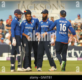 Leeds, UK. 06Th Sep 2016. Headingley Carnegie Stadium, West Yorkshire, Leeds, Royaume-Uni. Jeudi 1 septembre 2016. Adil Rashid (C) célèbre en prenant la prise de prendre le guichet de Mohammed Rizwan du Pakistan avec ses coéquipiers au cours de la 4ème internationale un jour entre l'Angleterre et le Pakistan à Londres le 1er septembre 2016 © Stephen Gaunt/Alamy Live News Crédit : Stephen Gaunt/Alamy Live News Banque D'Images