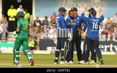 Leeds, UK. 06Th Sep 2016. Headingley Carnegie Stadium, West Yorkshire, Leeds, Royaume-Uni. Jeudi 1 septembre 2016. Adil Rashid (C) célèbre en prenant la prise de prendre le guichet de Mohammed Rizwan du Pakistan avec ses coéquipiers au cours de la 4ème internationale un jour entre l'Angleterre et le Pakistan à Londres le 1er septembre 2016 © Stephen Gaunt/Alamy Live News Crédit : Stephen Gaunt/Alamy Live News Banque D'Images