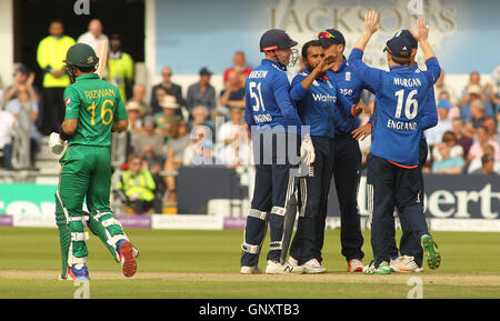 Leeds, UK. 06Th Sep 2016. Headingley Carnegie Stadium, West Yorkshire, Leeds, Royaume-Uni. Jeudi 1 septembre 2016. Adil Rashid (C) célèbre en prenant la prise de prendre le guichet de Mohammed Rizwan du Pakistan avec ses coéquipiers au cours de la 4ème internationale un jour entre l'Angleterre et le Pakistan à Londres le 1er septembre 2016 © Stephen Gaunt/Alamy Live News Crédit : Stephen Gaunt/Alamy Live News Banque D'Images