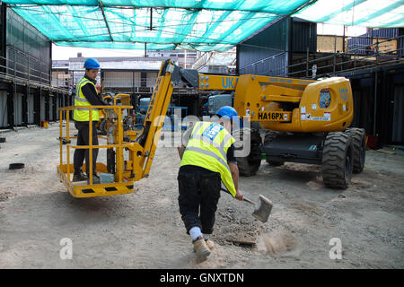 Boxpark Croydon, London, UK. 1er septembre 2016. Les travailleurs de Boxpark Croydon préparer l'arrivée du maire de Londres. Le maire de Londres, Sadiq Khan visites Boxpark, Croydon Croydon Boxpark en amont du festival d'ouverture de crédit fin octobre : Dinendra Haria/Alamy Live News Banque D'Images