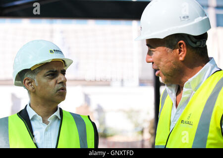 Boxpark Croydon, London, UK. 1er septembre 2016. Sadiq Khan et Roger Wade. Le maire de Londres, Sadiq Khan visites Boxpark, Croydon Croydon Boxpark en amont du festival d'ouverture de crédit fin octobre : Dinendra Haria/Alamy Live News Banque D'Images