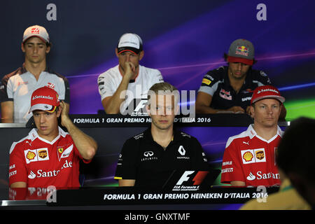 Monza, Italie. 06Th Sep 2016. Formula 1 Grand prix d'Italie, l'arrivée du pilote et conférence de presse 24. McLaren Honda &# x2013 ; Jenson Button, Haas F1 Team - Esteban Gutierrez, Renault Sport F1 Team - Kevin Magnussen, Scuderia Ferrari &# x2013 ; Kimi Räikkönen, la Scuderia Toro Rosso &# x2013 ; Carlos Sainz et la Scuderia Ferrari &# x2013 ; Crédit : Sebastian Vettel Plus Sport Action/Alamy Live News Banque D'Images