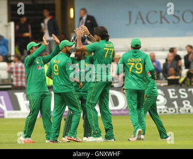 Leeds, UK. 06Th Sep 2016. Headingley Carnegie Stadium, West Yorkshire, Leeds, Royaume-Uni. Jeudi 1 septembre 2016. Mohammed Rizwan du Pakistan célèbre en tenant le wicket de Jason Roy d'Angleterre au cours de la 4ème internationale un jour entre l'Angleterre et le Pakistan à Londres le 1er septembre 2016 © Stephen Gaunt/Alamy Live News Crédit : Stephen Gaunt/Alamy Live News Banque D'Images