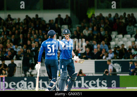 Leeds, Royaume-Uni, 1 septembre 2016. Jonny Bairstow félicite Ben Stokes en arrivant à 50 s'exécute pour l'Angleterre contre le Pakistan dans la Quatrième Internationale d'un jour Londres Royal à Headingley. Crédit : Colin Edwards / Alamy Live News Banque D'Images