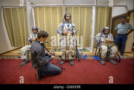 Station spatiale internationale expédition 49-50 premier équipage l'astronaute américain Shane Kimbrough, gauche, cosmonautes russes Sergei Ryzhikov, centre, et Andrey Borisenko habiller dans leurs scaphandres Sokol en préparation pour les examens de qualification Soyouz au Centre d'entraînement des cosmonautes Gagarine le 31 août 2016 à la Cité des étoiles, en Russie. Banque D'Images