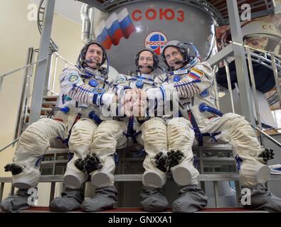 Station spatiale internationale expédition 49-50 premier équipage l'astronaute américain Shane Kimbrough, gauche, cosmonautes russes Sergei Ryzhikov, centre, et Andrey Borisenko se préparent à entrer dans le simulateur Soyouz avant leurs examens de qualification Soyouz au Centre d'entraînement des cosmonautes Gagarine le 31 août 2016 à la Cité des étoiles, en Russie. Banque D'Images