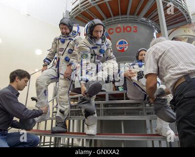 Station spatiale internationale expédition 49-50 premier équipage l'astronaute américain Shane Kimbrough, gauche, cosmonautes russes Sergei Ryzhikov, centre, et Andrey Borisenko se préparent à entrer dans le simulateur Soyouz avant leurs examens de qualification Soyouz au Centre d'entraînement des cosmonautes Gagarine le 31 août 2016 à la Cité des étoiles, en Russie. Banque D'Images