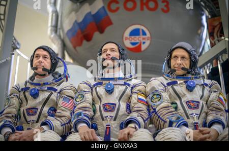 Station spatiale internationale expédition 49-50 premier équipage l'astronaute américain Shane Kimbrough, gauche, cosmonautes russes Sergei Ryzhikov, centre, et Andrey Borisenko questions des médias avant d'entrer dans le simulateur Soyouz avant leurs examens de qualification Soyouz au Centre d'entraînement des cosmonautes Gagarine le 31 août 2016 à la Cité des étoiles, en Russie. Banque D'Images