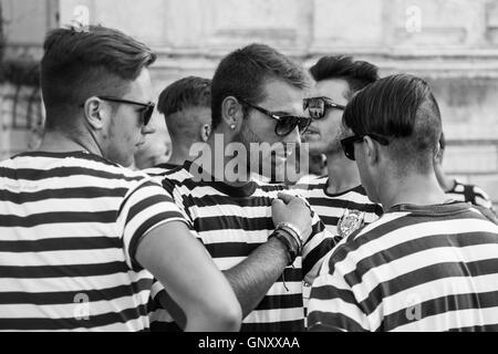 Venise, Italie. 1er septembre 2016. (NOTE de l'ÉDITEUR : Cette image a été convertie en noir et blanc) et le "Gondolini Le Regatanti» (rameurs) recueillir pour la bénédiction à l'église Santa Maria della Salute avant dimanche.La Regata Historique Regata historique est la plus passionnante course de bateau sur le Grand Canal pour les habitants et un des plus spectaculaires. © Simone Padovani / éveil / Alamy Live News Banque D'Images