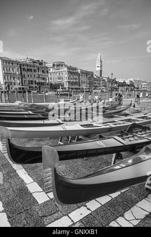 Venise, Italie. 1er septembre 2016. (NOTE de l'ÉDITEUR : Cette image a été convertie en noir et blanc) et le "Gondolini Le Regatanti» (rameurs) recueillir pour la bénédiction à l'église Santa Maria della Salute avant dimanche.La Regata Historique Regata historique est la plus passionnante course de bateau sur le Grand Canal pour les habitants et un des plus spectaculaires. © Simone Padovani / éveil / Alamy Live News Banque D'Images