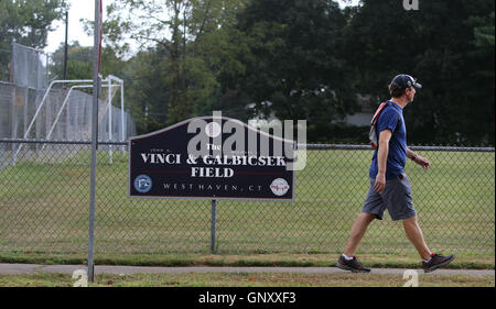 West Haven, CT, USA. Du 1er septembre 2016. 1 septembre 2016 - New Haven, Connecticut, United States le sénateur Chris Murphy du Connecticut promenades le long d'une route calme Benham Hill pendant quatre jours de sa marche à travers le Connecticut. Murphy a commencé à Voluntown, près de la frontière du Rhode Island, et se déplace au sud-ouest à travers l'état de répondre aux gens qu'il représente et d'entendre à propos de leur vie et les problèmes auxquels ils font face. Il continue avec le travail et beaucoup de postes pour les médias sociaux comme il va. Il s'attend à terminer à Greenwich le 3 septembre 2016 © Stan Godlewski/ZUMA/Alamy Fil Live News Banque D'Images