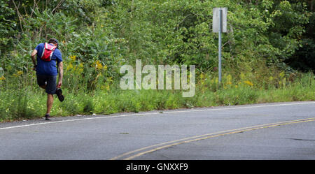 West Haven, CT, USA. Du 1er septembre 2016. 1 septembre 2016 - New Haven, Connecticut, United States le sénateur Chris Murphy du Connecticut promenades le long d'une route calme Benham Hill pendant quatre jours de sa marche à travers le Connecticut. Murphy a commencé à Voluntown, près de la frontière du Rhode Island, et se déplace au sud-ouest à travers l'état de répondre aux gens qu'il représente et d'entendre à propos de leur vie et les problèmes auxquels ils font face. Il continue avec le travail et beaucoup de postes pour les médias sociaux comme il va. Il s'attend à terminer à Greenwich le 3 septembre 2016 © Stan Godlewski/ZUMA/Alamy Fil Live News Banque D'Images