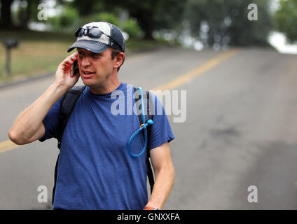 West Haven, CT, USA. Du 1er septembre 2016. 1 septembre 2016 - New Haven, Connecticut, United States le sénateur Chris Murphy du Connecticut promenades le long d'une route calme Benham Hill pendant quatre jours de sa marche à travers le Connecticut. Murphy a commencé à Voluntown, près de la frontière du Rhode Island, et se déplace au sud-ouest à travers l'état de répondre aux gens qu'il représente et d'entendre à propos de leur vie et les problèmes auxquels ils font face. Il continue avec le travail et beaucoup de postes pour les médias sociaux comme il va. Il s'attend à terminer à Greenwich le 3 septembre 2016 © Stan Godlewski/ZUMA/Alamy Fil Live News Banque D'Images