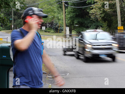 West Haven, CT, USA. Du 1er septembre 2016. 1 septembre 2016 - New Haven, Connecticut, United States le sénateur Chris Murphy du Connecticut promenades le long d'une route calme Benham Hill pendant quatre jours de sa marche à travers le Connecticut. Murphy a commencé à Voluntown, près de la frontière du Rhode Island, et se déplace au sud-ouest à travers l'état de répondre aux gens qu'il représente et d'entendre à propos de leur vie et les problèmes auxquels ils font face. Il continue avec le travail et beaucoup de postes pour les médias sociaux comme il va. Il s'attend à terminer à Greenwich le 3 septembre 2016 © Stan Godlewski/ZUMA/Alamy Fil Live News Banque D'Images