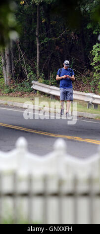 West Haven, CT, USA. Du 1er septembre 2016. 1 septembre 2016 - New Haven, Connecticut, United States le sénateur Chris Murphy du Connecticut promenades le long d'une route calme Benham Hill pendant quatre jours de sa marche à travers le Connecticut. Murphy a commencé à Voluntown, près de la frontière du Rhode Island, et se déplace au sud-ouest à travers l'état de répondre aux gens qu'il représente et d'entendre à propos de leur vie et les problèmes auxquels ils font face. Il continue avec le travail et beaucoup de postes pour les médias sociaux comme il va. Il s'attend à terminer à Greenwich le 3 septembre 2016 © Stan Godlewski/ZUMA/Alamy Fil Live News Banque D'Images